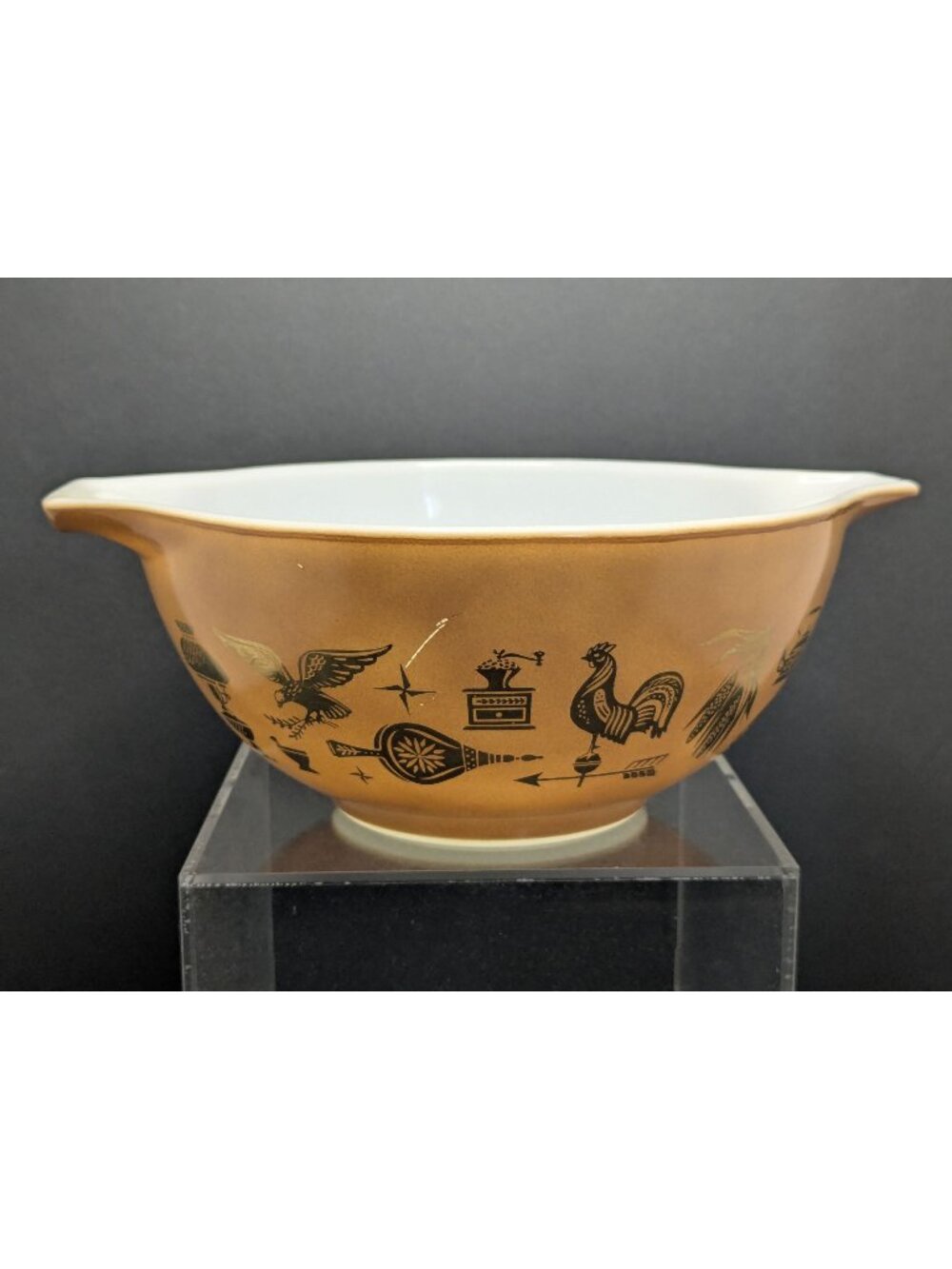 Vtg. Pyrex Early American 1 1/2 Qt Cinderella Mixing Bowl Brown Gold Rooster SEE